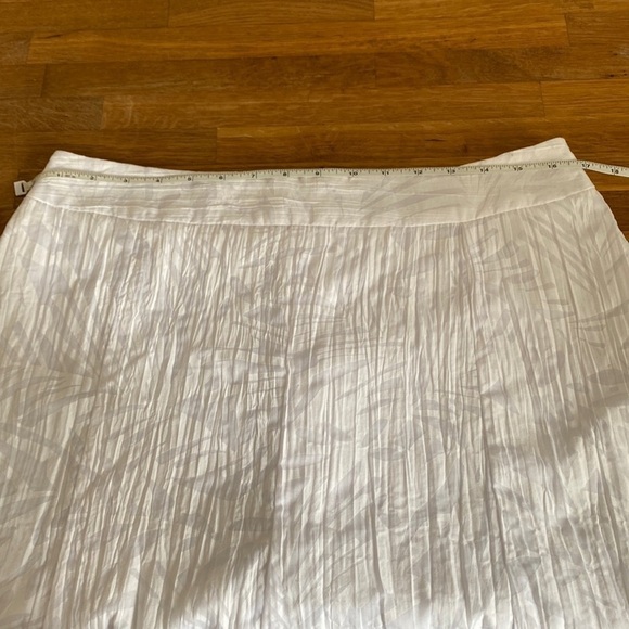 Laura White Skirt With Leaves Pattern Size 10 - Picture 6 of 10